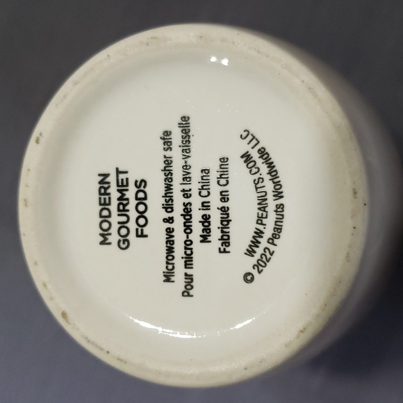 Snoopy with Flowers ceramic Travel Mug with Black Lid. Peanuts. - Picture 5 of 5